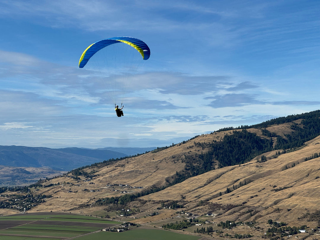 Paraglider Soaring King Eddy with a view of Mt. Vernon